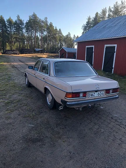 Mercedes-Benz 240 D 1983 photo 4