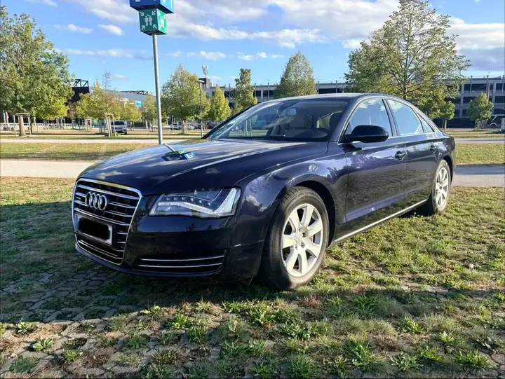 Audi A8 2010 photo 2