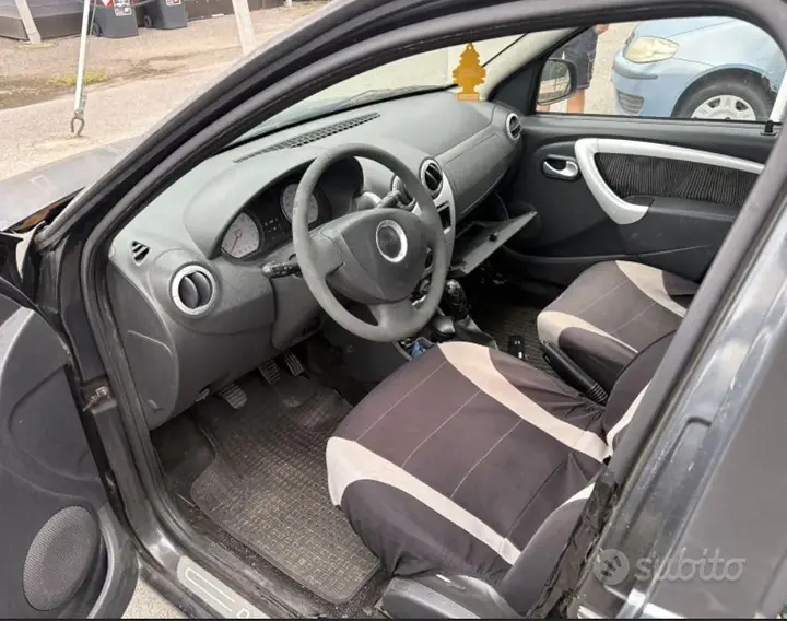 Dacia Sandero 2010 photo 3