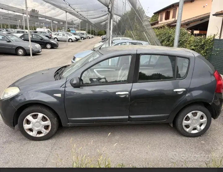 Dacia Sandero 2010 photo 2
