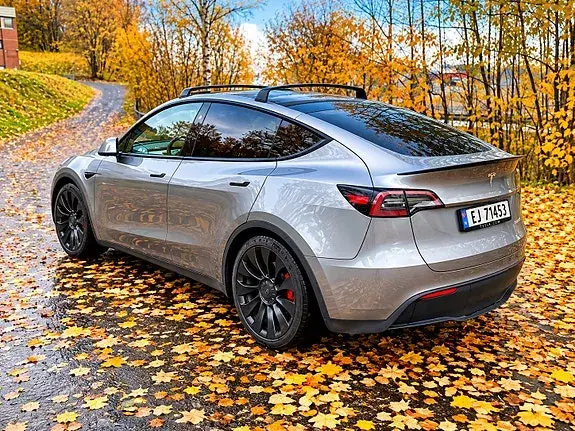 Tesla Model Y 2025 photo 2