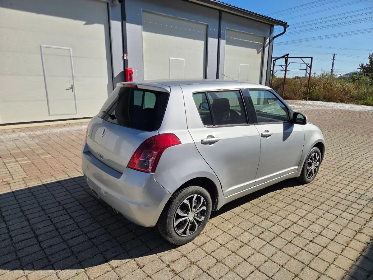 Suzuki Swift 2010 photo 3