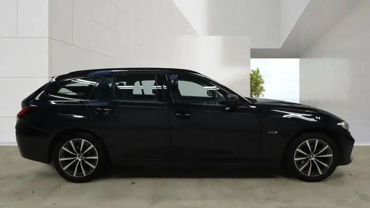 BMW 3 Series 2022 photo 5