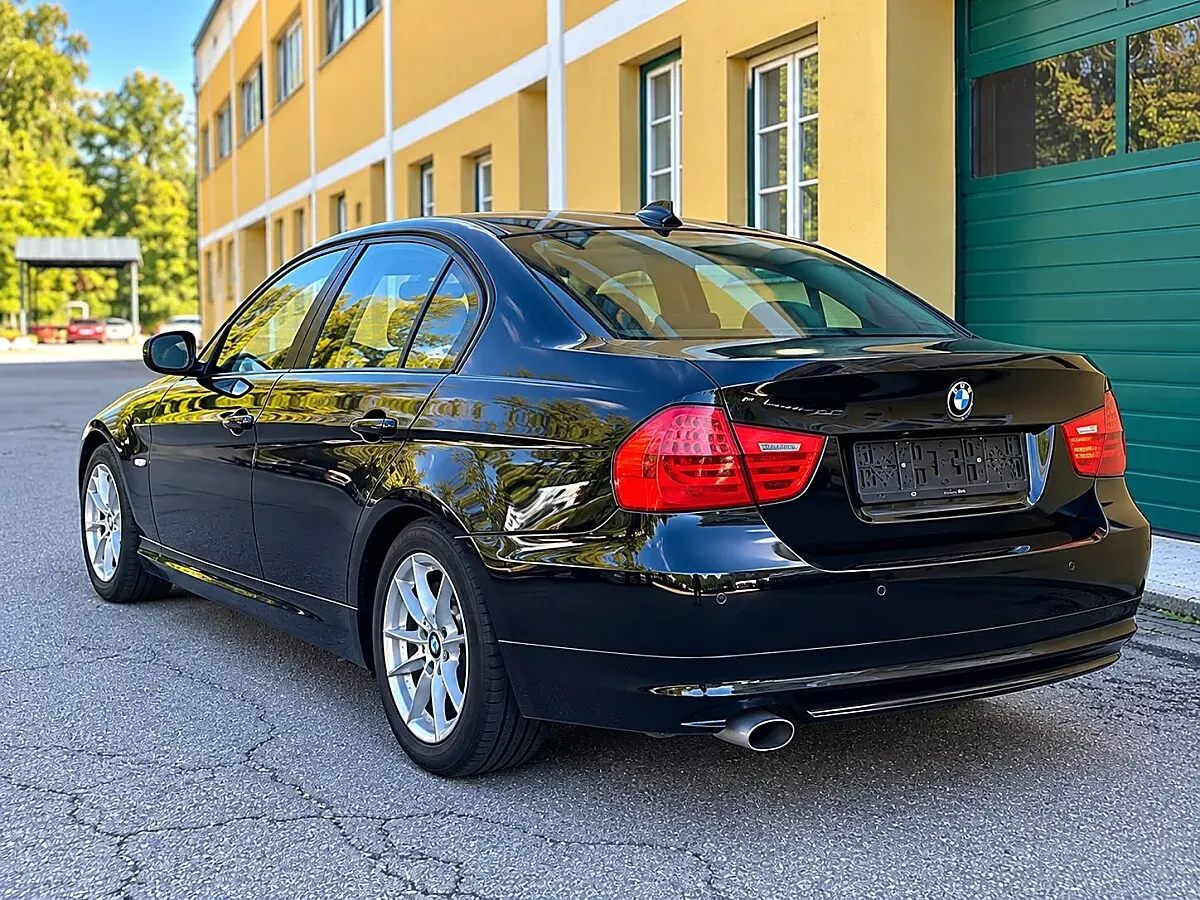 BMW 3 Series 2010 photo 3