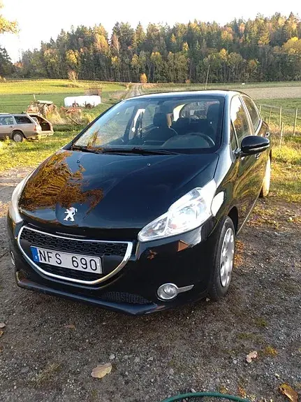 Peugeot 208 2012 photo 3