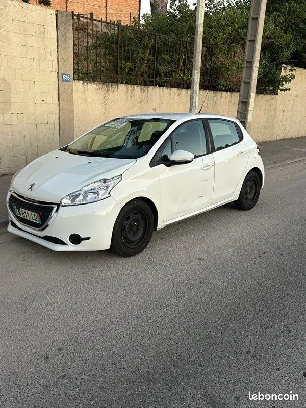 Peugeot 208 2012 photo 2