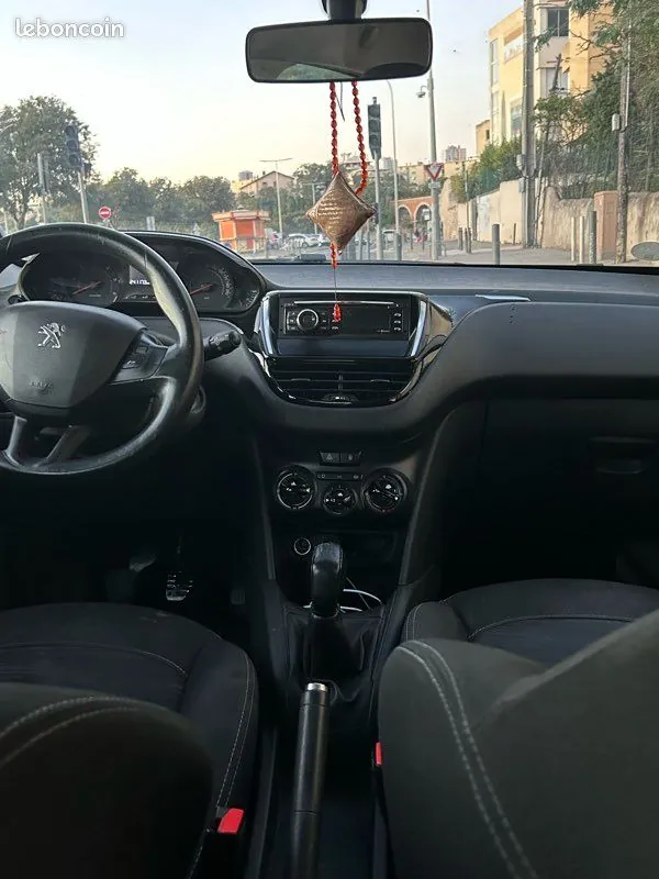 Peugeot 208 2012 photo 3