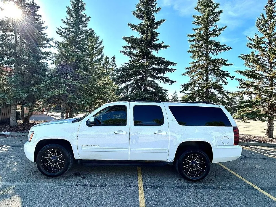 Chevrolet Suburban 2010 photo 2