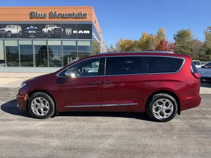 Chrysler Pacifica 2021 photo 2