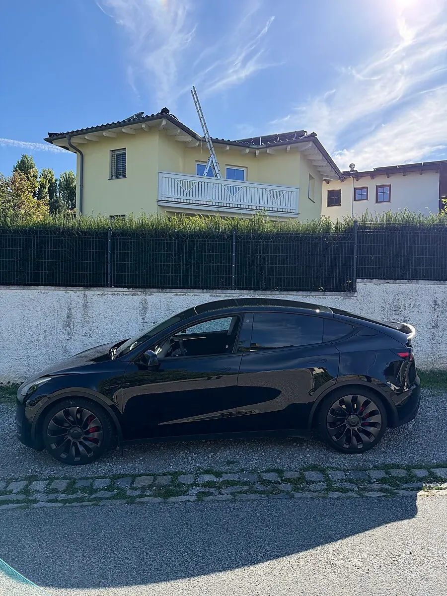 Tesla Model Y 2022 photo 2