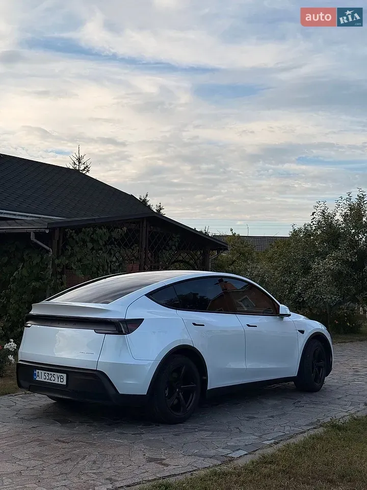Tesla Model Y 2025 photo 4