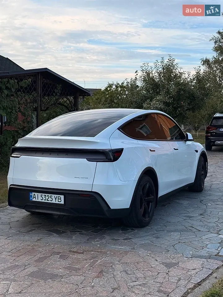 Tesla Model Y 2025 photo 5