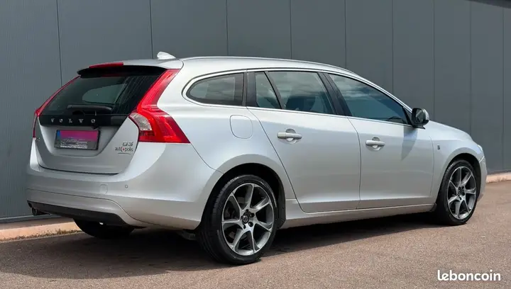 Volvo V60 2015 photo 2
