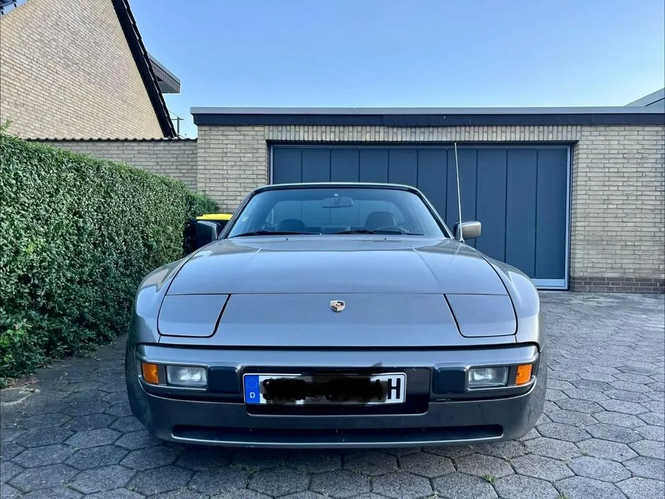 Porsche 944