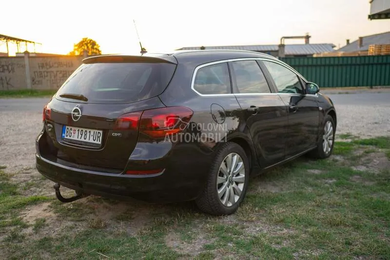 Opel Astra J 2011 photo 4