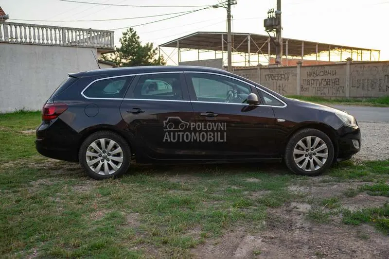 Opel Astra J 2011 photo 3