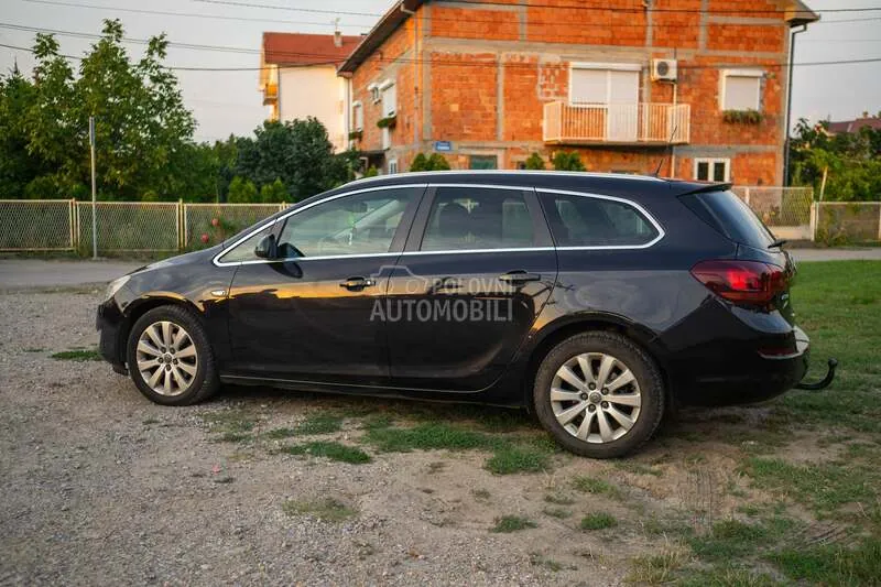 Opel Astra J 2011 photo 2