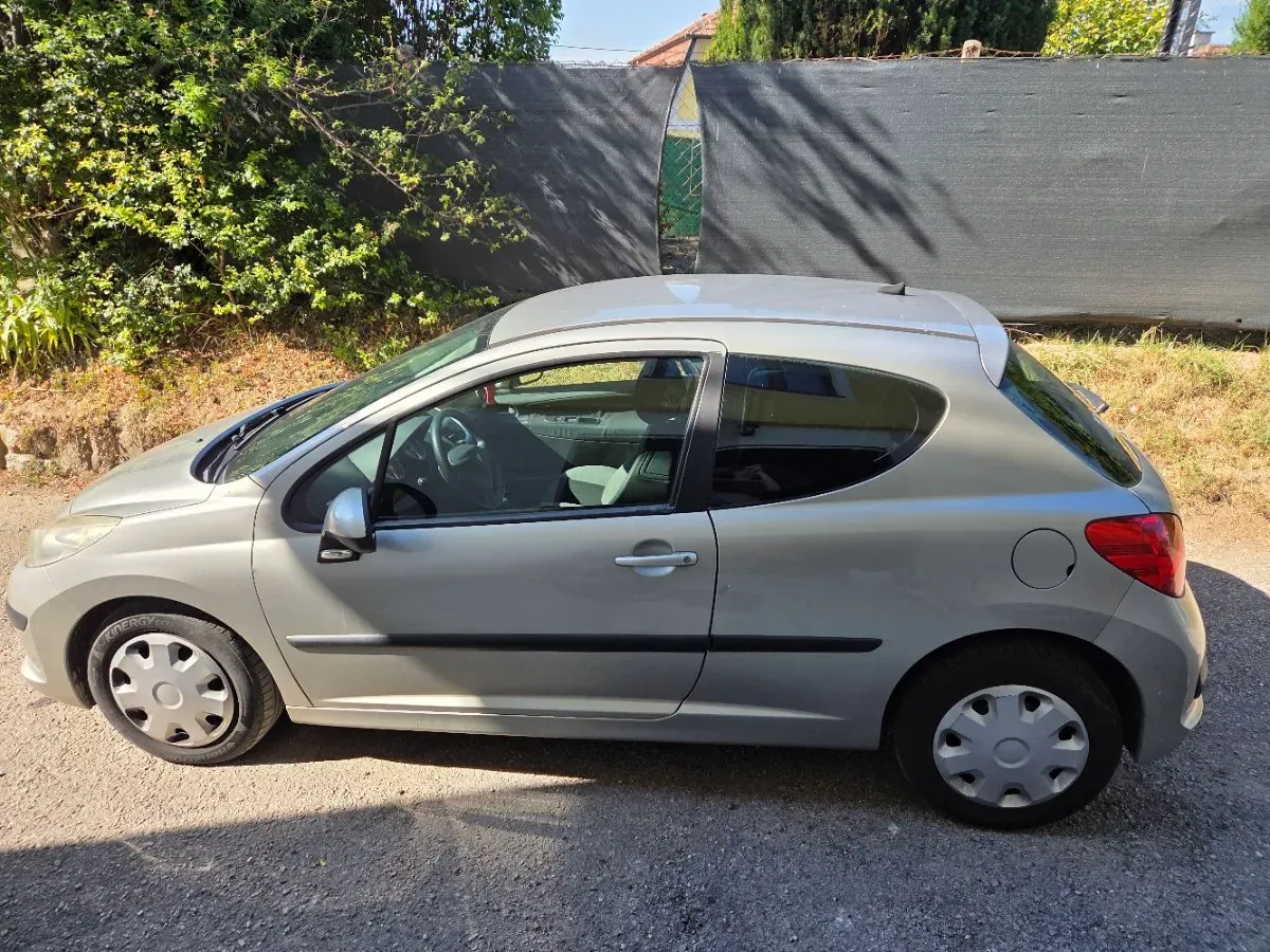 Peugeot 207 2006 photo 2