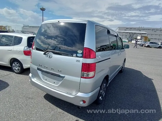 Toyota Noah X 2005 photo 4