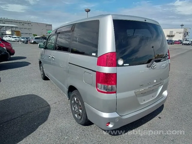 Toyota Noah X 2005 photo 3