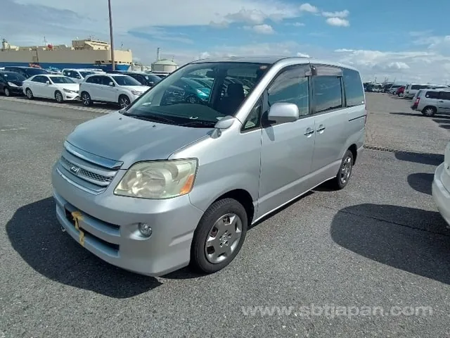 Toyota Noah X 2005 photo 2