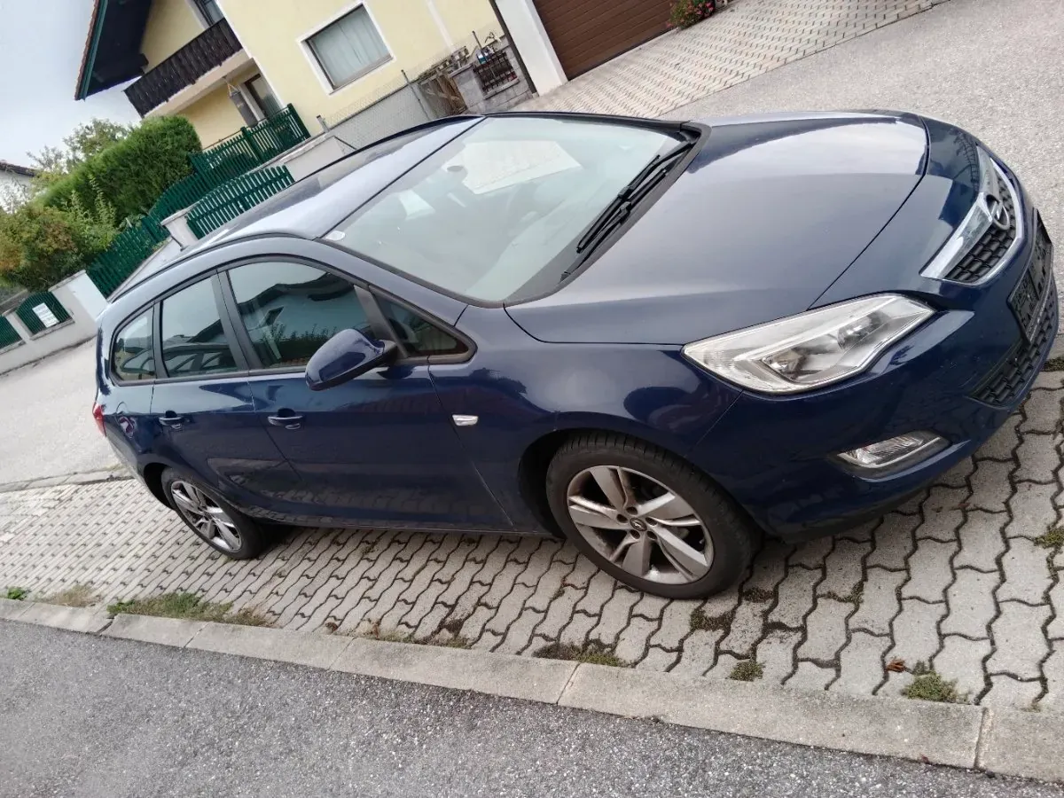 Opel Astra 2011 photo 2