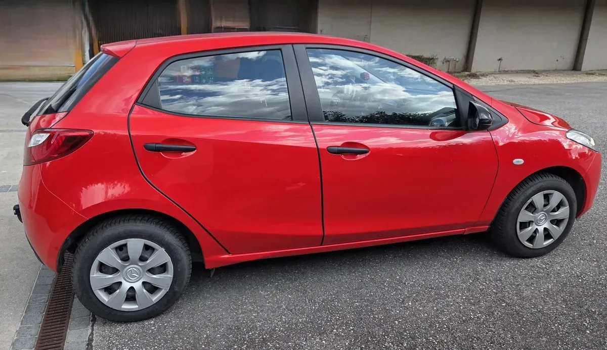 Mazda Mazda2 2009 photo 3