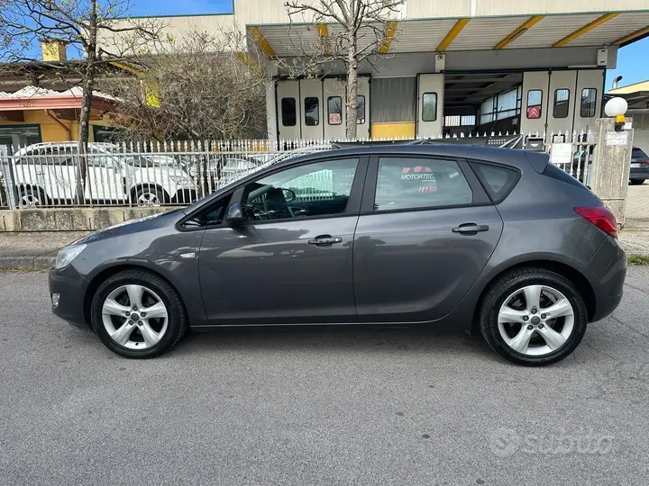 Opel Astra 2012 photo 4