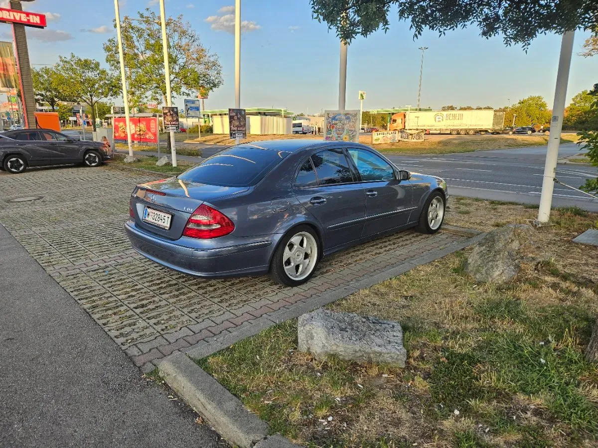 Mercedes-Benz E-Class 2004 photo 3