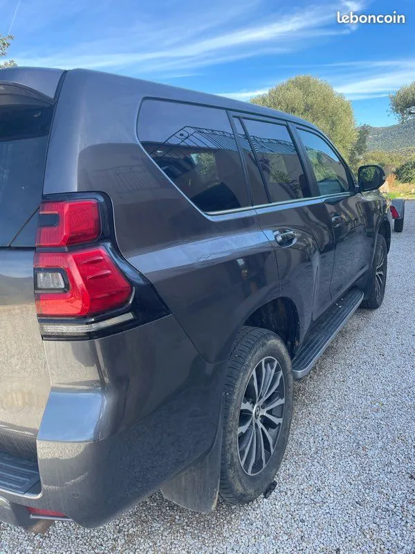 Toyota Land Cruiser 2018 photo 2