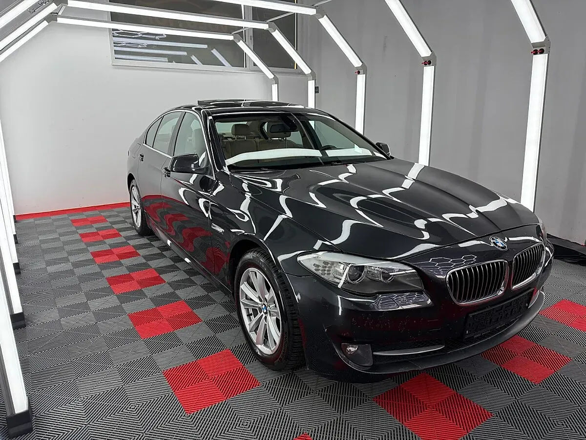 BMW 5 Series 2011 photo 2