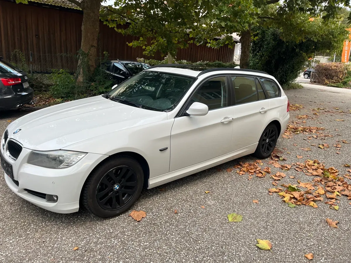 BMW 3 Series 2012 photo 2
