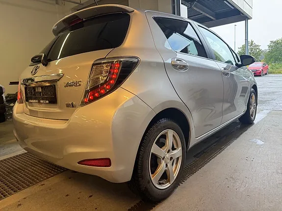 Toyota Yaris 2013 photo 4