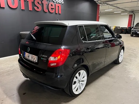 Skoda Fabia 2011 photo 3
