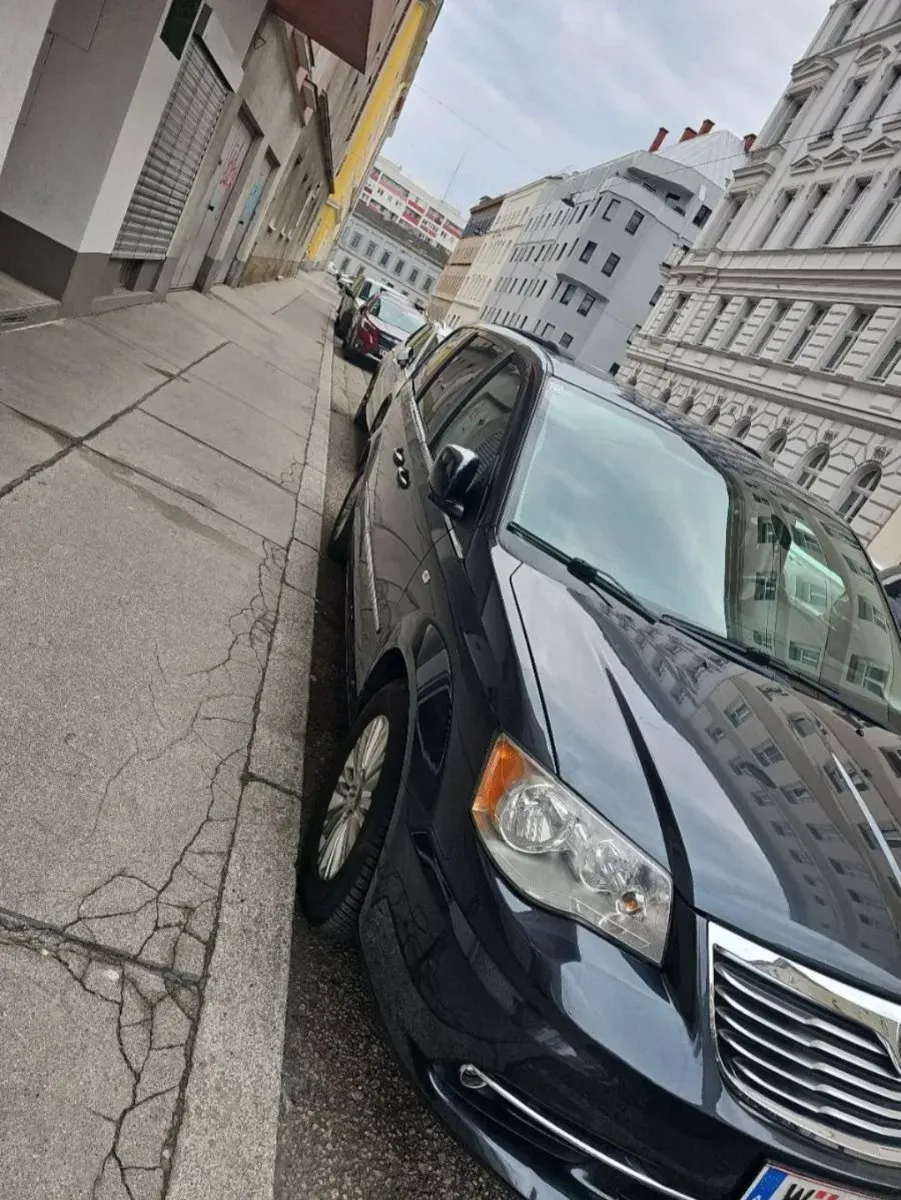 Lancia Voyager 2013 photo 3
