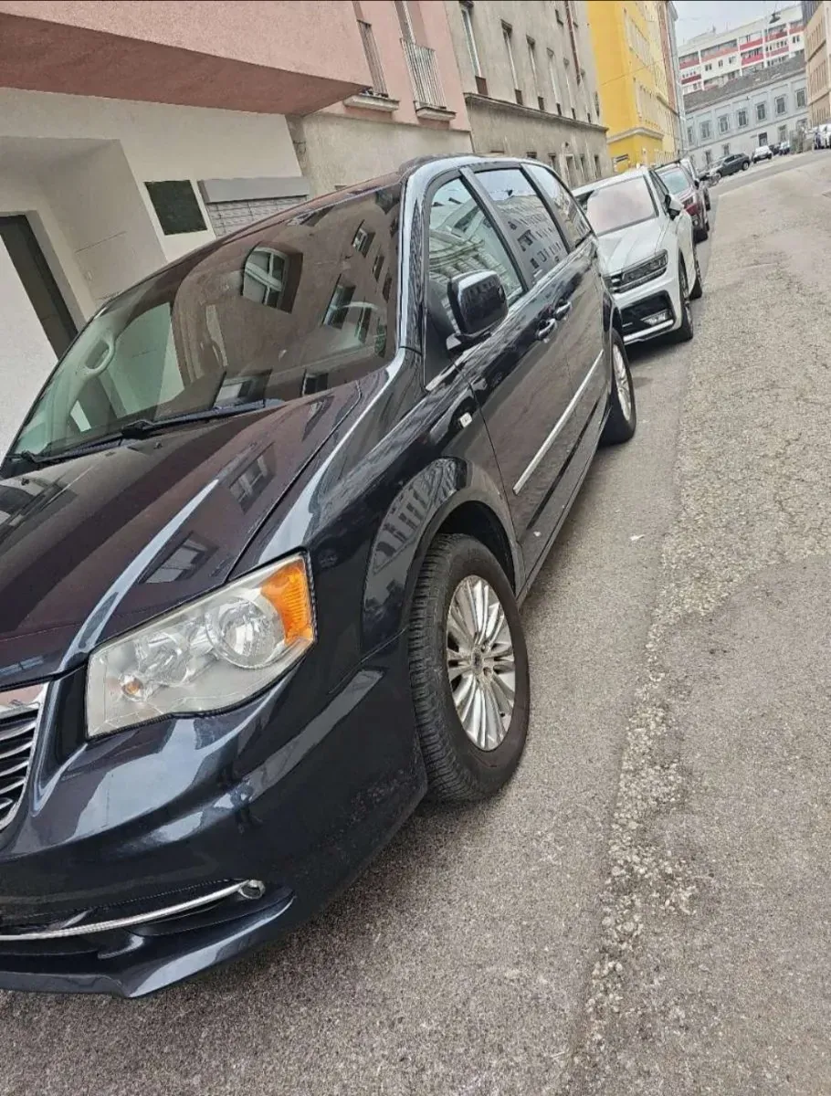 Lancia Voyager 2013 photo 2
