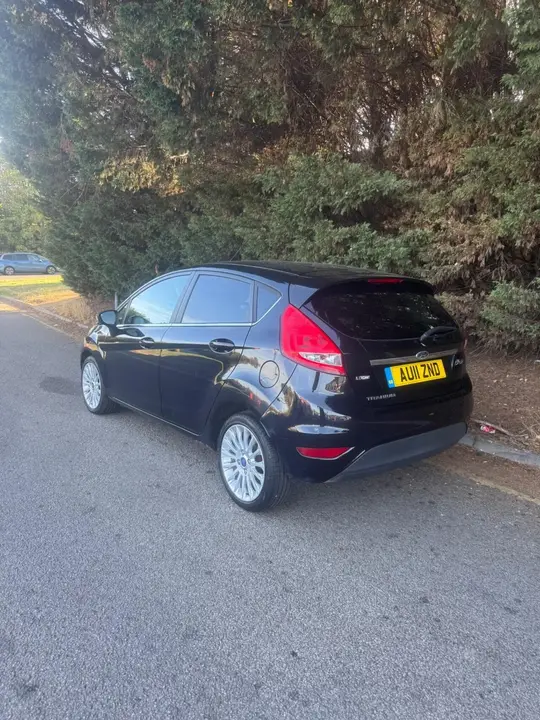 Ford Fiesta 2011 photo 2