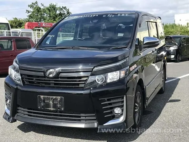 Toyota Voxy 2017 photo 2