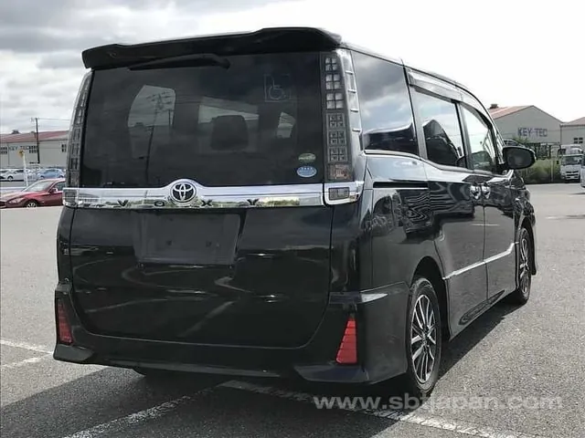Toyota Voxy 2017 photo 4