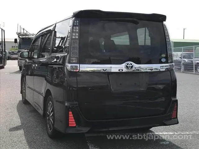 Toyota Voxy 2017 photo 3