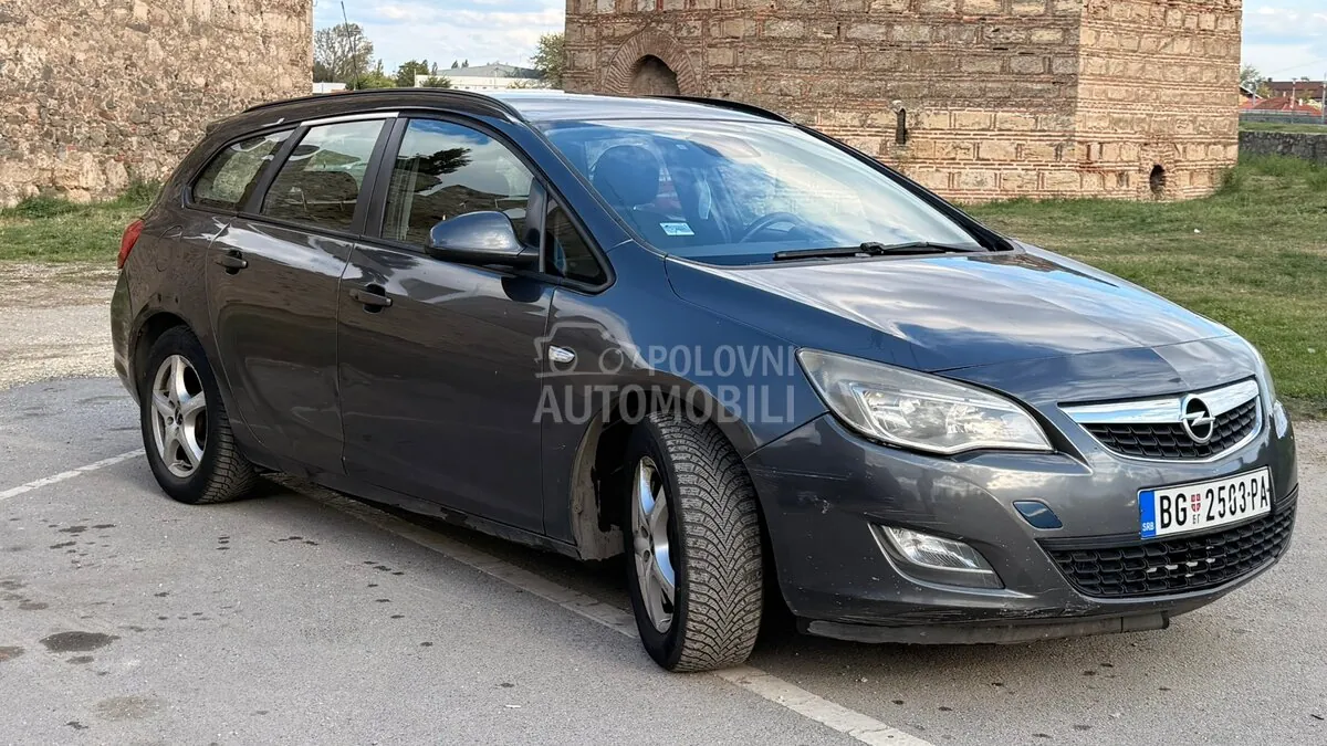 Opel Astra J 2010 photo 2