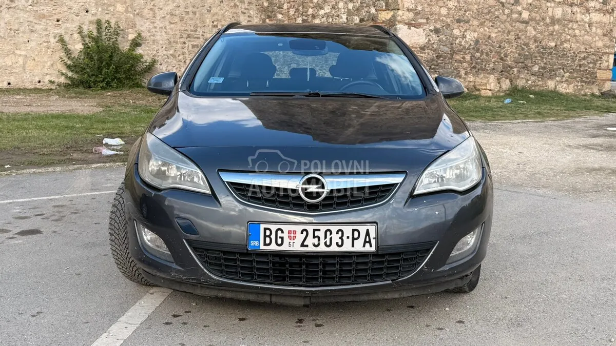 Opel Astra J 2010 photo 5