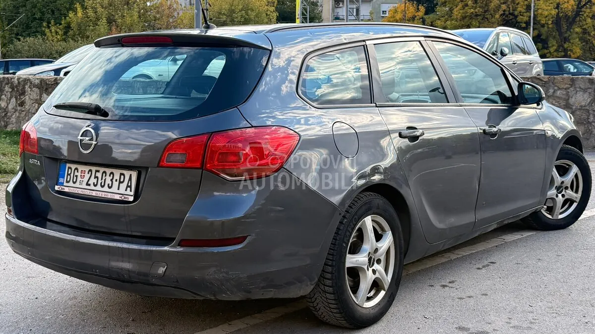 Opel Astra J 2010 photo 4