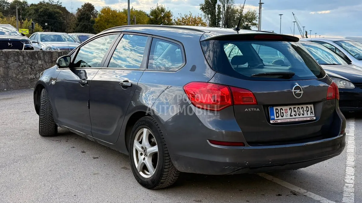 Opel Astra J 2010 photo 3