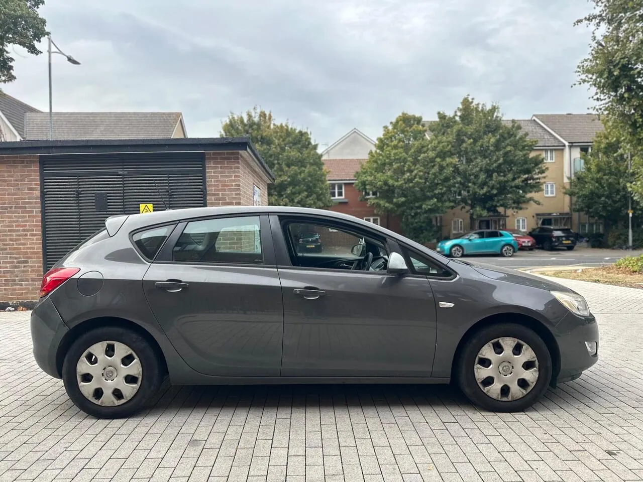 Vauxhall Astra 2011 photo 4