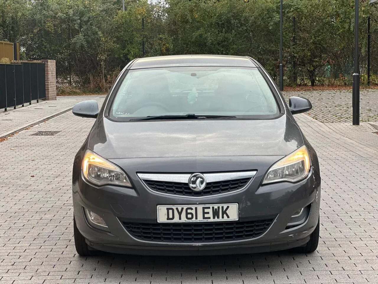 Vauxhall Astra 2011 photo 2