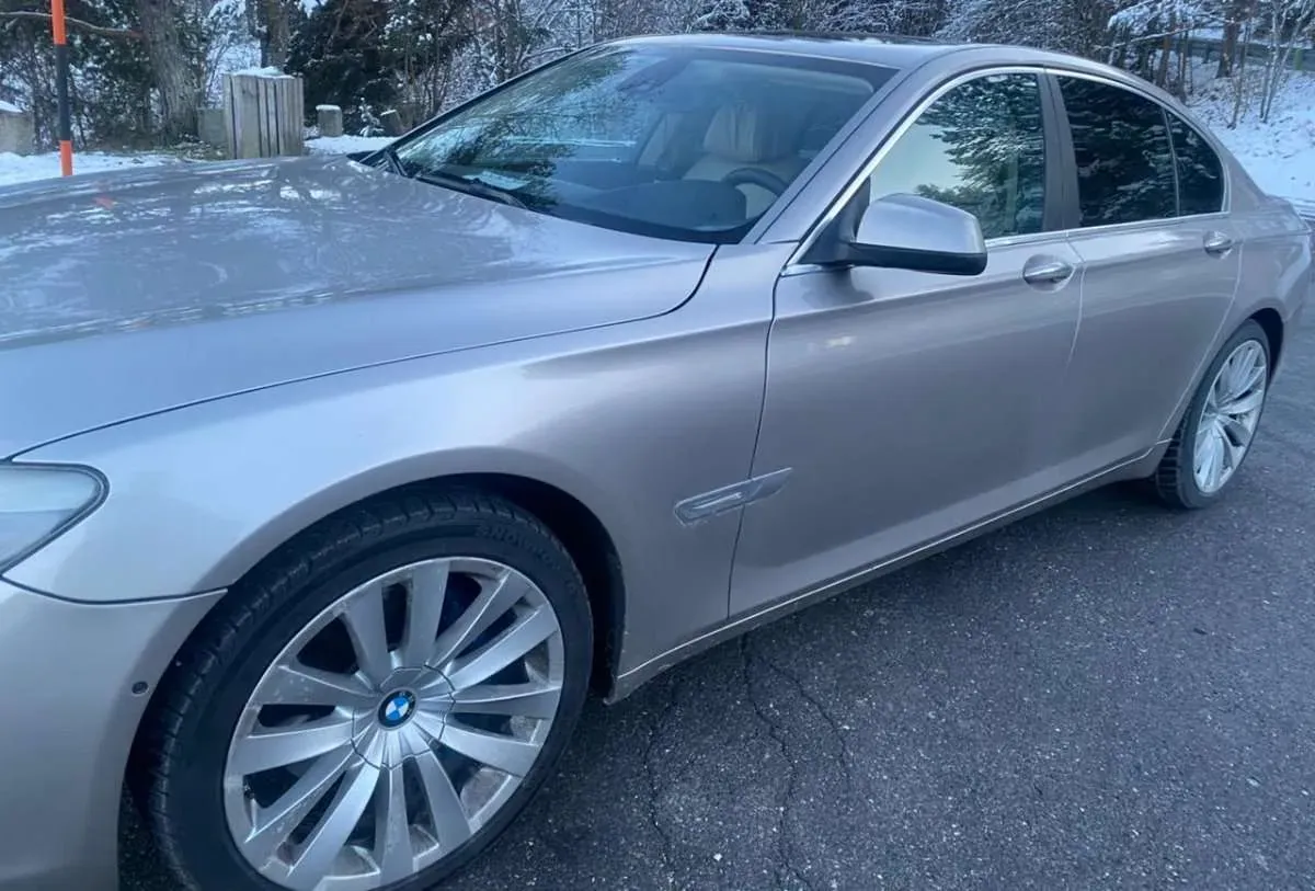BMW 7 Series 2012 photo 2