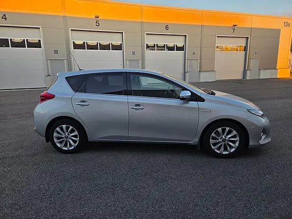 Toyota Auris 2015 photo 5