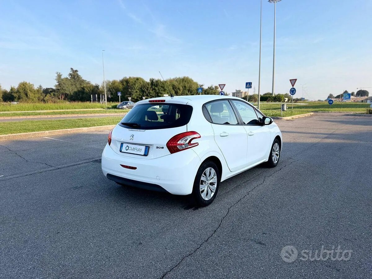 Peugeot 208 2015 photo 5
