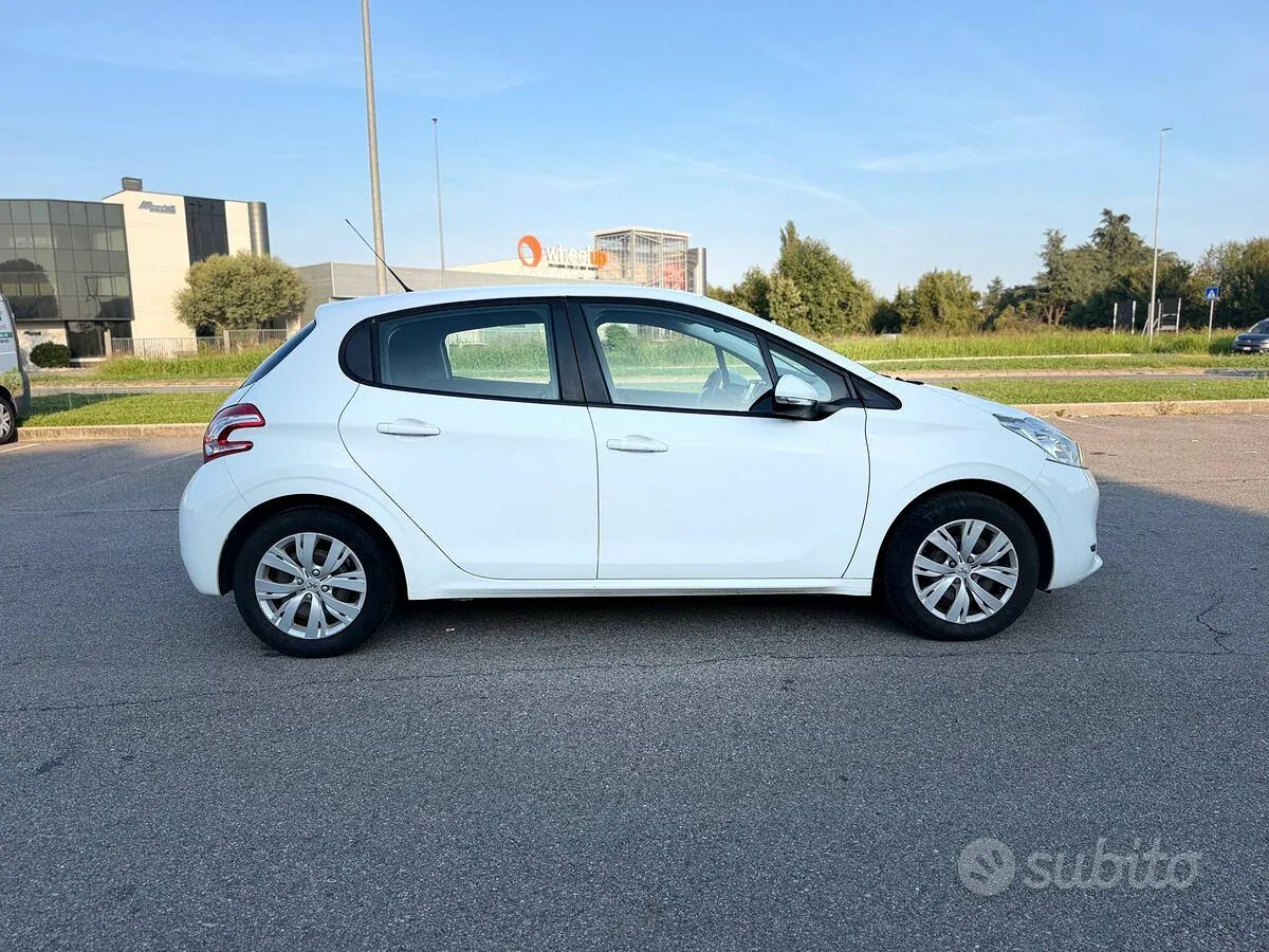 Peugeot 208 2015 photo 4